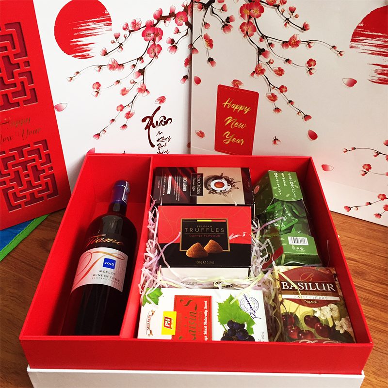Mẫu hộp quà tết cao cấp có rượu vang và bánh kẹo