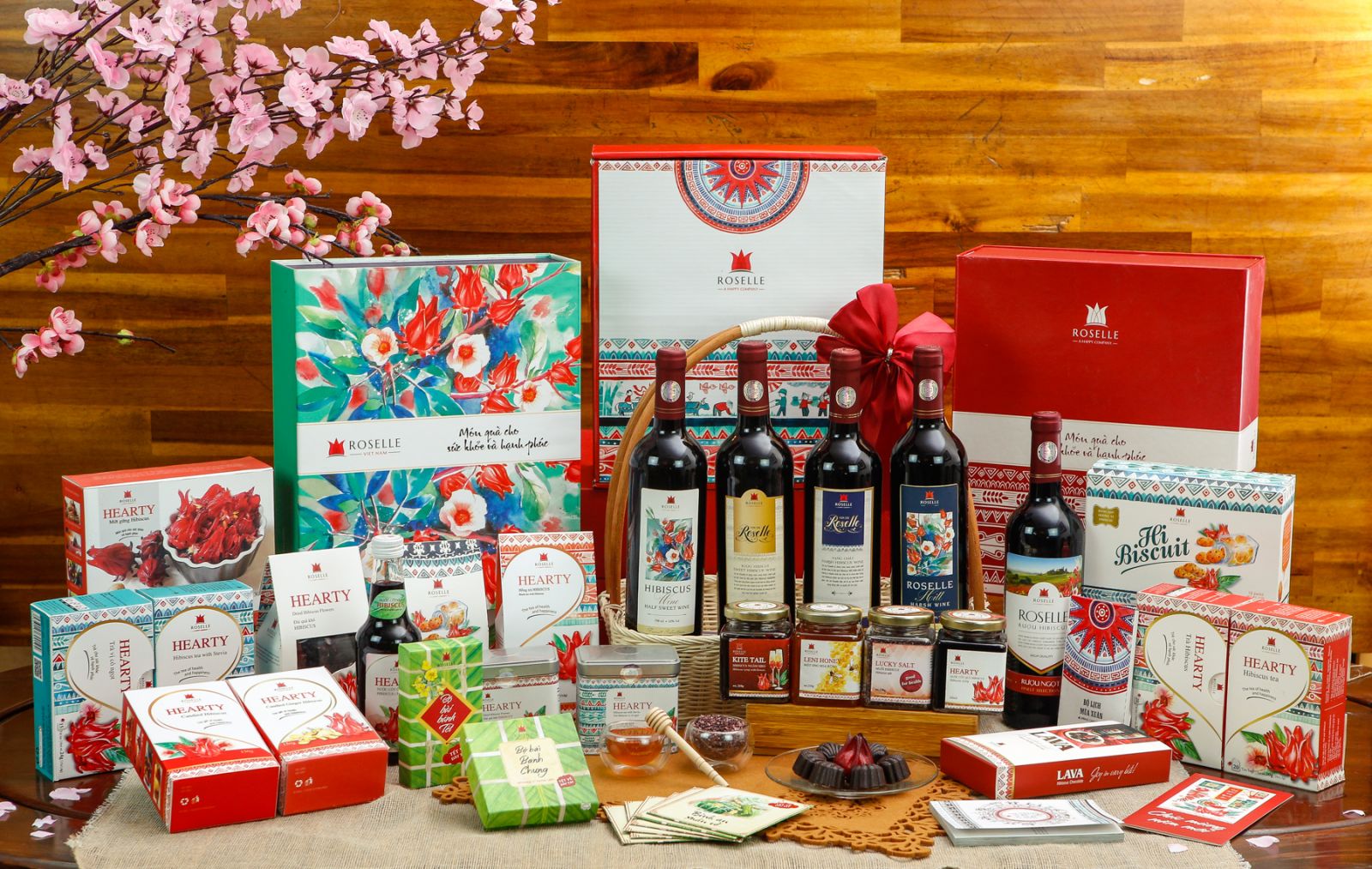 Hộp quà tết cao cấp sang trọng với nhiều món quà được đóng hộp chắc chắn