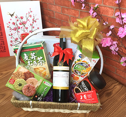 Cách xếp giỏ quà tết ấn tượng bắt mắt