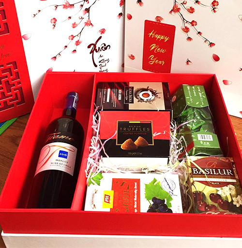 hộp quà tết bánh kẹo đẹp 2021